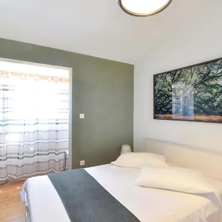 Four-bedroom Kastel Luksic With Sea View 06