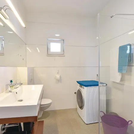 Four-bedroom Kastel Luksic With Sea View 06 Apartamento