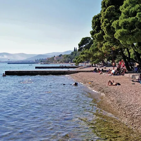 Four-bedroom Kastel Luksic With Sea View 06 Kaštela