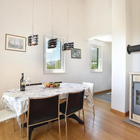 Four-bedroom Kastel Luksic With Sea View 06 Kaštela