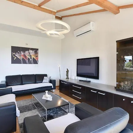 Four-bedroom Kastel Luksic With Sea View 06