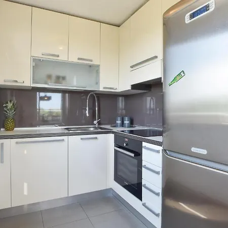 Four-bedroom Kastel Luksic With Sea View 06 Apartamento