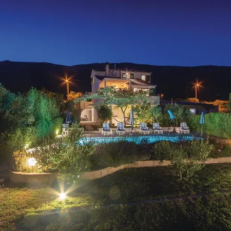 Four-bedroom Kastel Luksic With Sea View 06