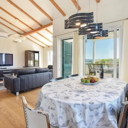 Four-bedroom Kastel Luksic With Sea View 06 Apartamento Kaštela