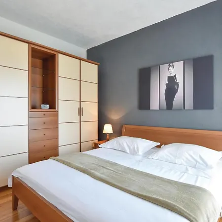 Four-bedroom Kastel Luksic With Sea View 06 * Kaštela