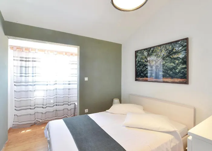 Four-bedroom Kastel Luksic With Sea View 06