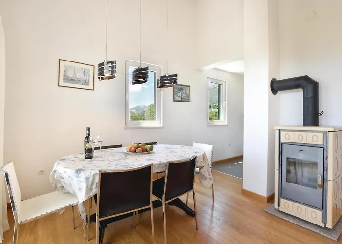 Four-bedroom Kastel Luksic With Sea View 06 Kaštela