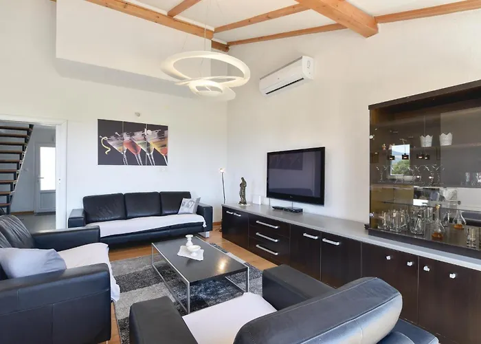 Four-bedroom Kastel Luksic With Sea View 06