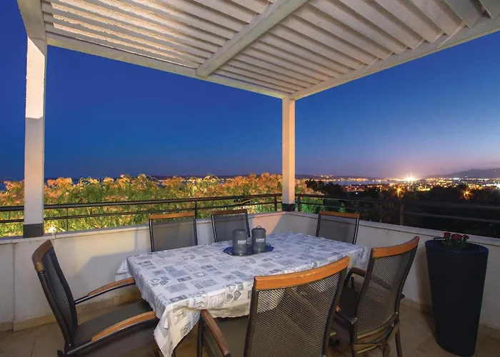 Four-bedroom Kastel Luksic With Sea View 06 Lejlighed *