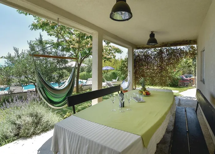 Four-bedroom Kastel Luksic With Sea View 06 *