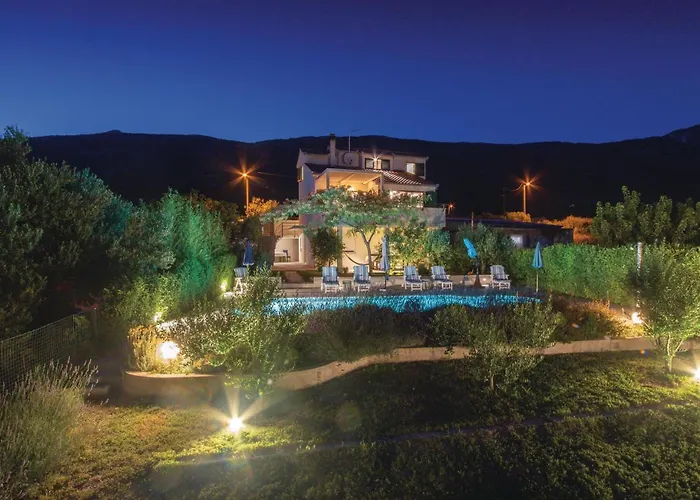 Four-bedroom Kastel Luksic With Sea View 06