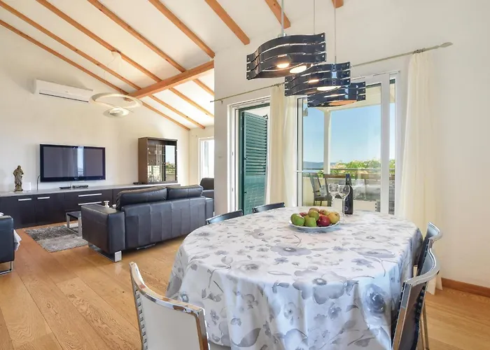 Four-bedroom Kastel Luksic With Sea View 06 Lejlighed Kaštela