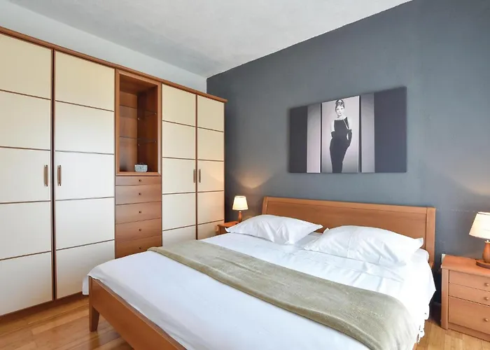 Four-bedroom Kastel Luksic With Sea View 06 * Kaštela