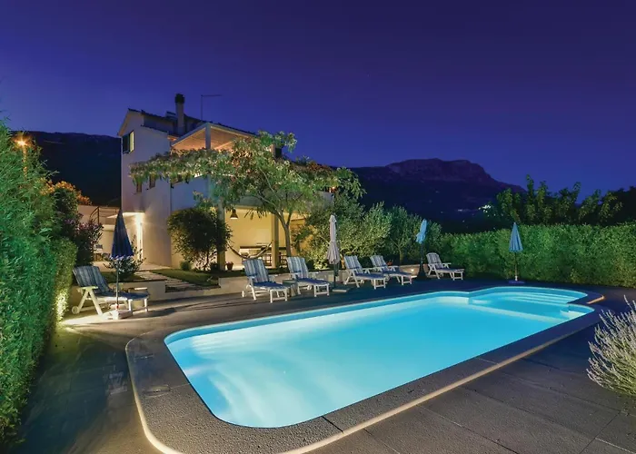 Four-bedroom Kastel Luksic With Sea View 06