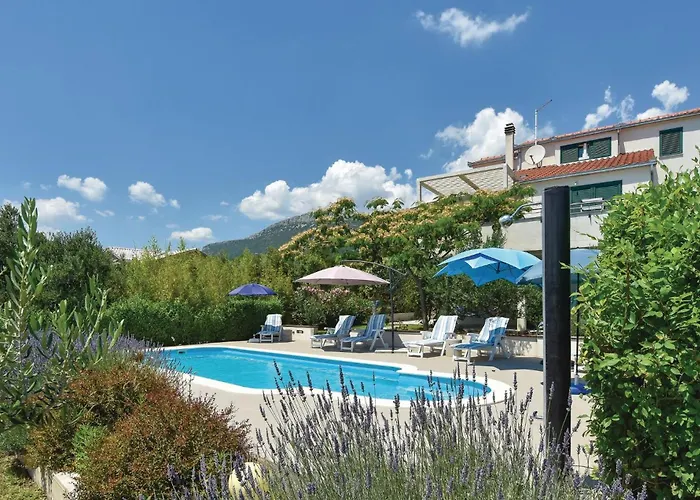 Four-bedroom Kastel Luksic With Sea View 06 Kaštela